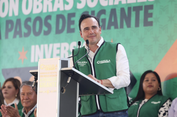 Invertiremos más de dos mil mdp en obras sociales en todas las regiones de Coahuila: Manolo  23/03/26      Piedras Negras, Coahuila de Zaragoza.-   • Desde Piedras Negras, el Gobernador del Estado arranca el programa estatal “Con Obras Sociales a Pasos de Gigante”  • “En Coahuila no grillamos ni dividimos; en Coahuila trabajamos en equipo, planeamos y damos resultados”  Desde Piedras Negras y para todo el estado, acompañado por alcaldesas y alcaldes de la entidad, el gobernador Manolo Jiménez Salinas detonó el programa “Con Obras Sociales a Pasos de Gigante” que, para este 2026, tiene una bolsa histórica de más de dos mil millones de pesos para acciones de pavimentación, recarpeteo, electrificación, agua, drenaje, techos, cuartos adicionales, entre otras, para las colonias, barrios y ejidos de todo Coahuila.  "Desde Piedras Negras, Coahuila lanzamos en equipo con la gran mayoría de las y los alcaldes, el súper programa de “Obras Sociales a Pasos de Gigante” con una inversión de más de 2 mil millones de pesos. Seguimos con todo pa' delante cumpliendo", destacó el gobernador.  Estas obras son parte del compromiso de llevar desarrollo parejo a todas las regiones, y son parte del trabajo de la administración estatal, que a través de la estrategia transversal Mejora, se impulsan en los 38 municipios del estado para impactar de manera positiva en la calidad de vida de las familias.  En evento celebrado en la Universidad Politécnica de Piedras Negras, en donde se construirá un arco - techo estructural dentro de este mismo programa, con inversión de 4.6 millones de pesos, el Mandatario estatal reconoció que este gran programa que se detona, tiene que ver con el trabajo en equipo y con la suma de esfuerzos de todas las alcaldesas y alcaldes de todos los partidos que quieren trabajar por el bien de sus municipios.  “Las 36 alcaldesas y alcaldes que están presentes en este evento, entienden que el punto de encuentro son nuestros municipios y Coahuila”, manifestó, al tiempo de agradecerles todo su apoyo para poder concretar este gran programa de obras sociales.  Jiménez Salinas expresó que en equipo y en coordinación con todos los municipios se están llevando a cabo grandes obras en todas las regiones de la entidad, que fortalecen la competitividad y el desarrollo en cada una de estas regiones.  Mencionó que para tener calidad de vida se requiere de varios factores como las obras y programas sociales, las grandes obras de infraestructura, los programas educativos y de salud; además de la seguridad.  En ese sentido, destacó que el blindaje en seguridad que se tiene en Coahuila es ejemplar a nivel nacional, y que se seguirán fortaleciendo a las instituciones y trabajando en equipo con el Ejército Mexicano, la Guardia Nacional, la Marina Armada, con las fiscalías y las policías municipales; así como trabajo coordinado entren los poderes del Estado.  “Nosotros no andamos grillando, no andamos polarizando, no andamos dividiendo, no estamos inmersos en pleitos estériles; aquí nosotros, en equipo con la mayoría de las alcaldesas y alcaldes, trabajamos, planeamos, nos ponemos de acuerdo y, en conjunto, le damos resultados a nuestra gente”, indicó el gobernador Manolo Jiménez.  Gabriel Elizondo Pérez, coordinador general de la estrategia Mejora Coahuila, informó que en equipo con los municipios se invierten más de dos mil 75 millones de pesos para todas las regiones, con lo que se garantiza un desarrollo parejo.  “Las inversiones y obras que hoy se anuncian, son el resultado de la coordinación con alcaldesas, alcaldes, empresarios, sociedad civil y con la gente de las colonias, de los barrios y de los ejidos”, explicó.  Alma Alejandra Vélez Montalvo, beneficiaria de algunas de las obras, agradeció al gobernador por arrancar desde Piedras Negras este programa de obras con las que el desarrollo llega parejo a todas las regiones de Coahuila.  En este estuvieron presentes, además, diputadas y diputados locales; funcionarios estatales y municipales; mandos militares y de las policías estatal y municipales; representantes de la iniciativa privada y de la sociedad civil.